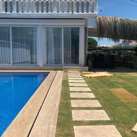 Вилла Alacati Koy Ici Mustakil Havuzlu&bahceli Lux *
