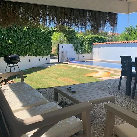 Alacati Koy Ici Mustakil Havuzlu&bahceli Lux Вилла Кешме