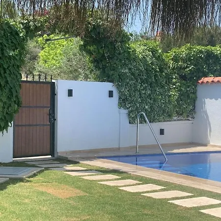 Вилла Alacati Koy Ici Mustakil Havuzlu&bahceli Lux Кешме