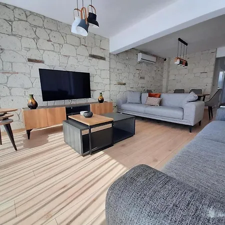 Villa Alaçatı Köy ıçi Müstakil Havuzlu&bahçeli Lüx *