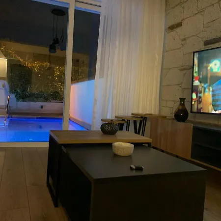 Alaçatı Köy ıçi Müstakil Havuzlu&bahçeli Lüx *