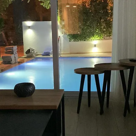 Alaçatı Köy ıçi Müstakil Havuzlu&bahçeli Lüx * Çeşme
