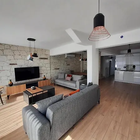 Alacati Koy Ici Mustakil Havuzlu&bahceli Lux Villa