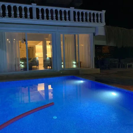 Villa Alacati Koy Ici Mustakil Havuzlu&bahceli Lux Çeşme